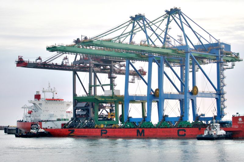 Com novos portêineres (movimentadores de contêineres) e área prestes a ser ampliada, terminal catarinense pode receber navios gigantes a partir de 2012 | Divulgação