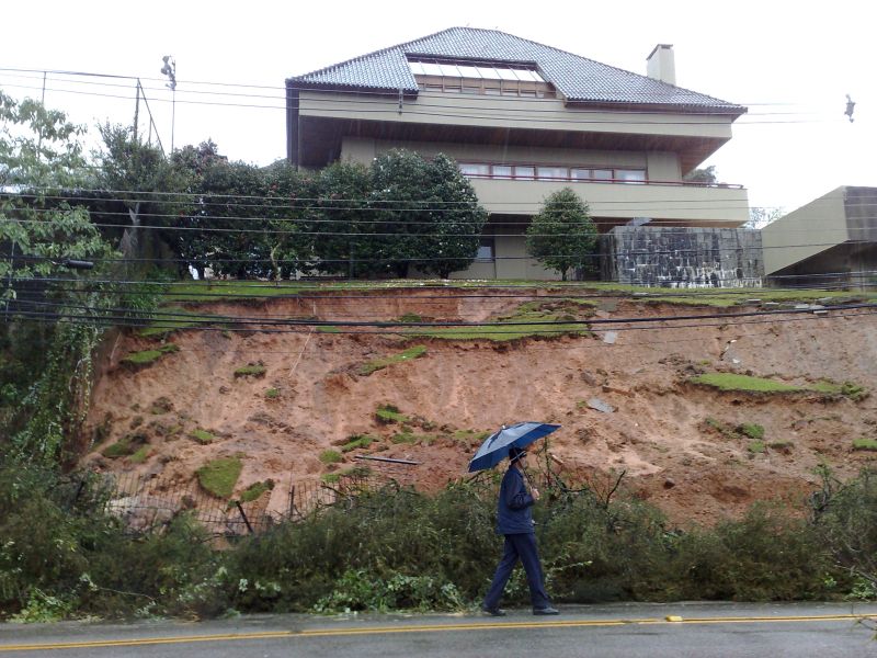 Deslizamento atingiu parte de uma das pistas da Rua Mateus Leme | Daniel Castellano/Agência de Notícias Gazeta do Povo