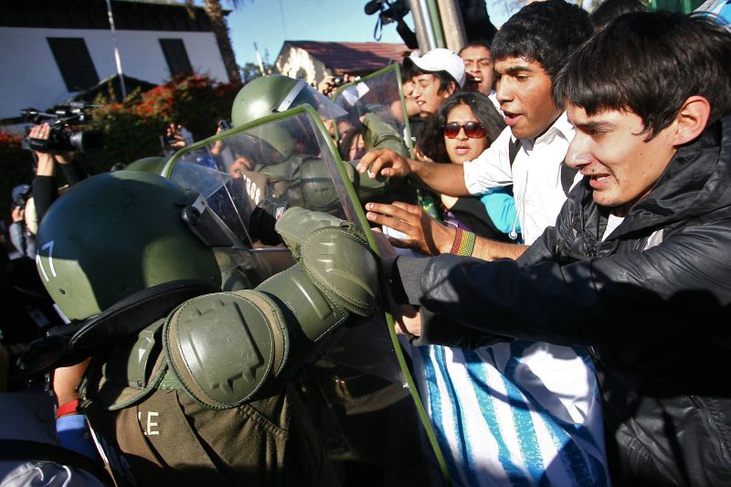 Estudantes confrontam com a polícia durante um protesto contra o Governo e a nova lei da educação | AFP