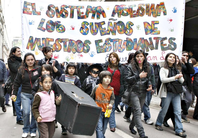 Manifestação em Santiago contra a política educacional do presidente do Chile, Sebastián Piñera | Eliseo Fernandez/Reuters