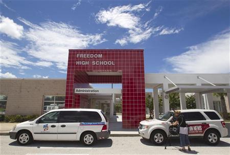 Jornalistas se concentram em frente à Freedom High School após a prisão do ex-estudante Jared Cano, que planejava um atentado que poderia ser dirigido ao colégio | Reuters