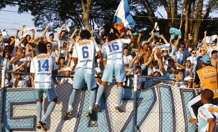 Jogadores do Londrina comemoram com a torcida o acesso à primeira divisão | Roberto Custódio / Jornal de Londrina