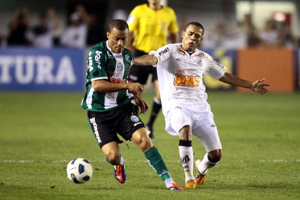 Léo Gago garantiu a vitória do Coritiba com gol aos 42 do segundo tempo | Bruno Miani / A Tribuna de Santos