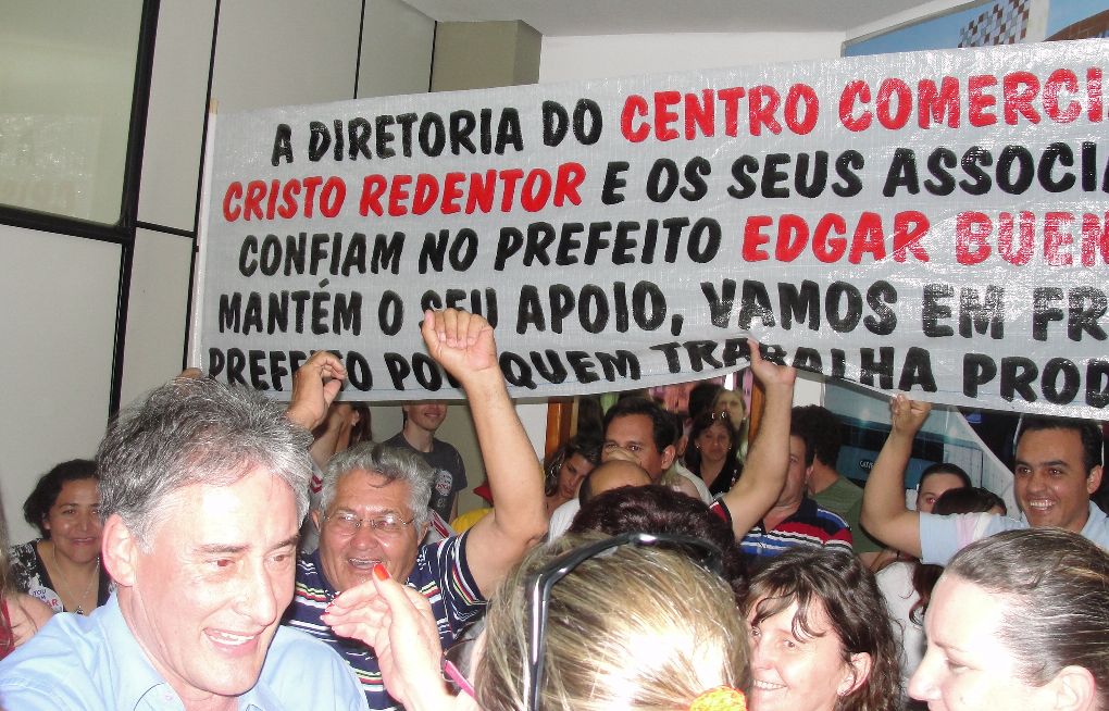 Prefeito Edgar Bueno comemora com servidores o arquivamento da ação que pedia seu impeachment | Luiz Carlos da Cruz