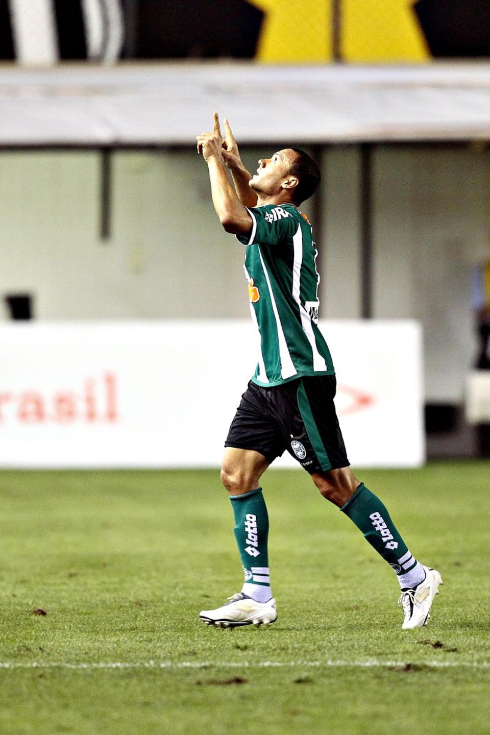 Jéci aponta para o céu e comemora o primeiro gol do Coritiba na vitória de virada sobre o Santos | Bruno Miani/A Tribuna de Santos