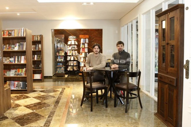 Instalada na alameda Presidente Taunay, livraria quer atrair quem gosta de passeios pela rua |