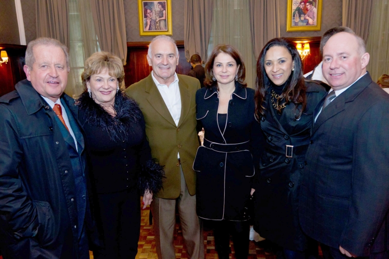 Iolanda e Fernando Marcondes (à esq.), proprietários do Costão do Santinho Resort Golf & Spa, receberam na segunda-feira um grupo de curitibanos para jantar no Café Concórdia do Clube Concórdia para apresentar a programação da Semana Vip Curitiba, que ocorre na Semana da Pátria. Entre os convidados estavam o advogado Harry Françóia e sua namorada, Maristela Gil (ambos ao centro), e Norberto Lorenzi (à dir.). Também na foto, Rosângela Rosa, representante do resort no Paraná | Naideron Jr.