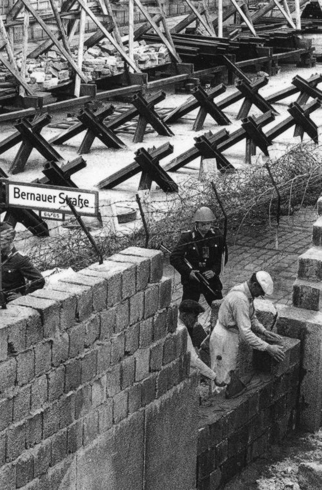 A construção do muro em torno do setor ocidental foi uma surpresa para os berlinenses e para o mundo |