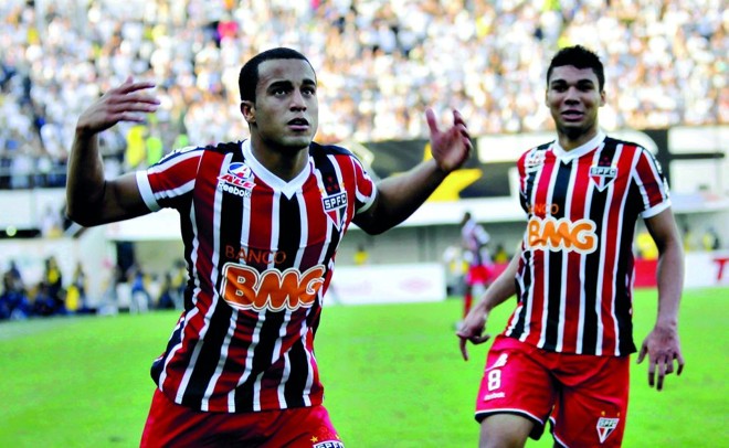Na sua primeira partida na Vila Belmiro, Lucas fez um gol digno de Pelé, deixando três marcadores para trás | 