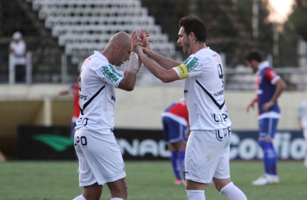 Zagueiros do Bragantino comemoram o segundo gol na vitória de ontem sobre o Paraná | Filipe Granado/ Futurapress