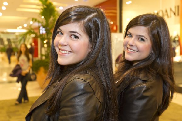 As gêmeas Thais e Tassia Tiemann chamaram a atenção pela dupla beleza e simpatia na inauguração da Juicy Couture, da empresária Graziela Fuzzo, no ParkShoppingBarigüi. As duas fizeram parte do time de Juicy Girls da noite | Diego Pisante