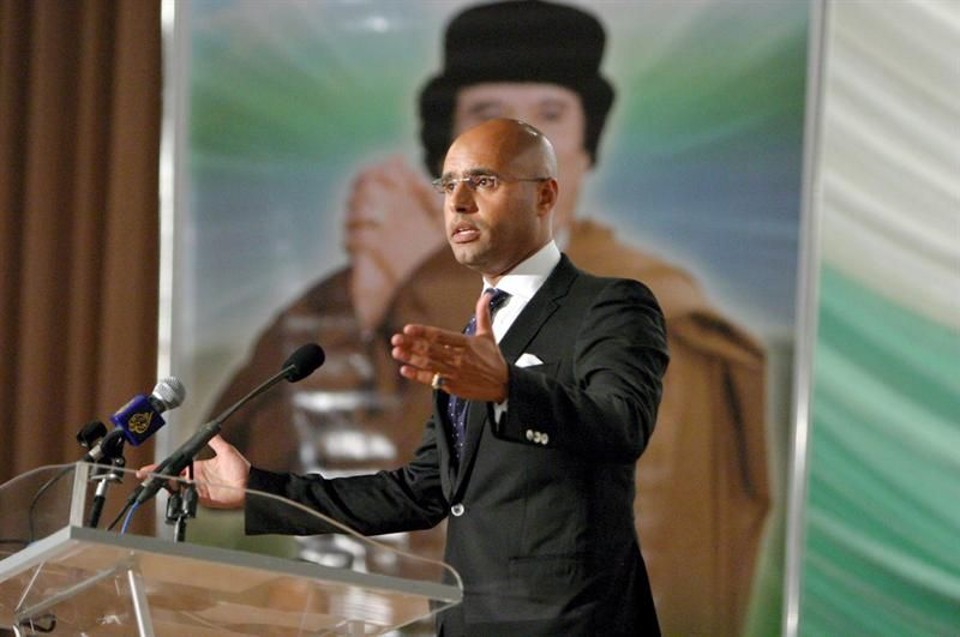 rebeldes capturaram Seif el-Islam e Saadi, informou a rede de televisão Al Jazeera. Na foto de arquivo Seif el-Islam em discurso |