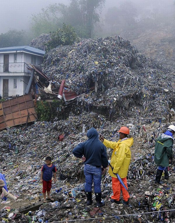 Deslizamento de morro com lixão próximo a Manila | AFP