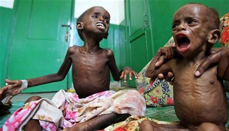 Crianças somalis subnutridas no centro pediátrico de um hospital em Mogadíscio. Um soldado morreu e cerca de doze moradores ficaram feridos na sexta-feira quando três caminhões com ajuda alimentar foram saqueados em Mogadíscio, capital da Somália, segundo testemunhas | REUTERS/Ismail Taxta