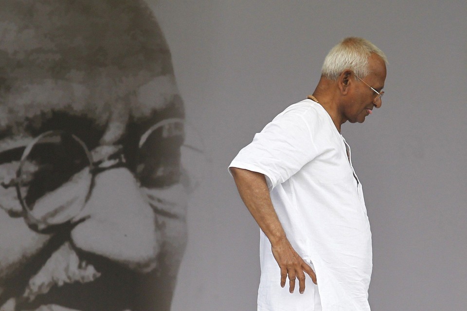 Ativista indiano Anna Hazare em frente a um retrato de Mahatma Gandhi continua fazendo greve de fome contra a corrupção no país | REUTERS/Adnan Abidi