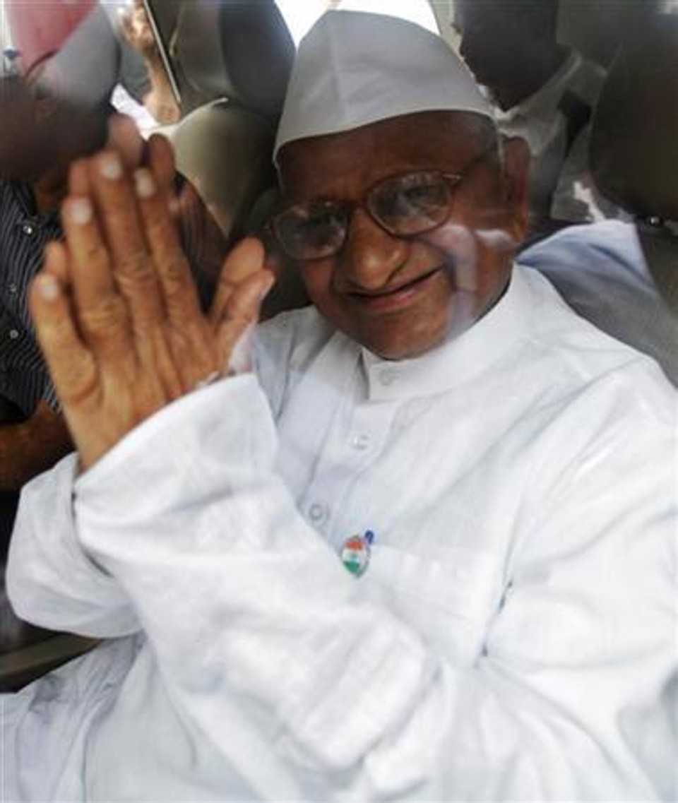 Ativista indiano, Anna Hazare, depois de ser detido pela polícia em Nova Délhi. A polícia prendeu o ativista anticorrupção nesta terça-feira, poucas horas antes de ele jejuar até a morte, enquanto o governo reprimia um ativista ao estilo Gandhi que agitava o povo para uma nova luta pela "liberdade" | REUTERS/Adnan Abidi