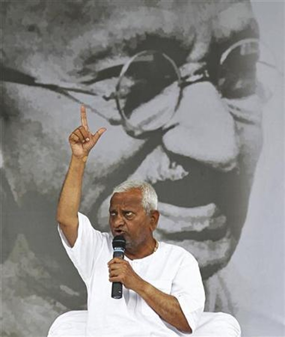 Ativista indiano Anna Hazare se pronuncia diante de simpatizantes em seu nono dia de greve de fome em Nova Délhi, na Índia | REUTERS/Adnan Abidi
