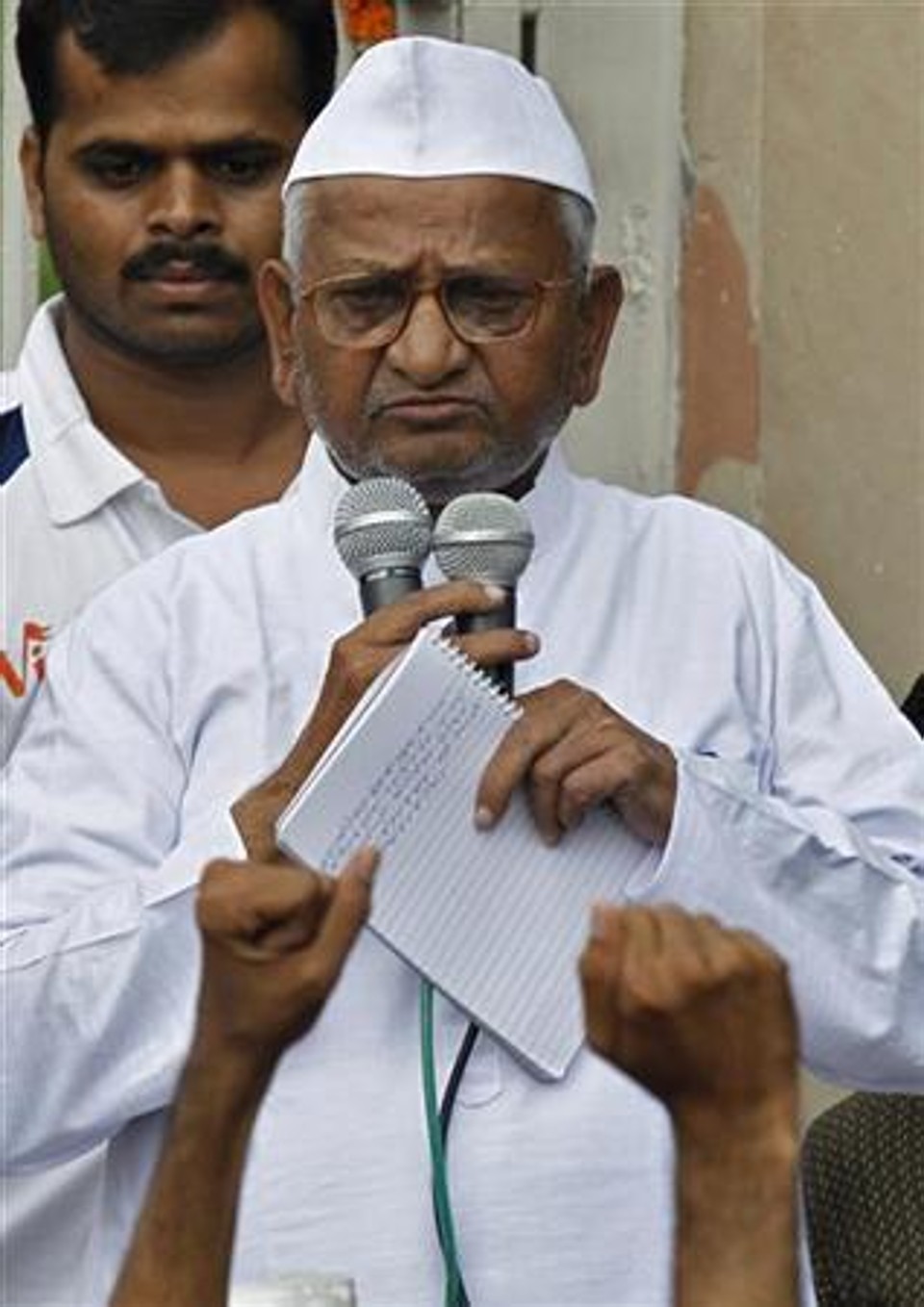 Ativista indiano Anna Hazare fala diante de seus simpatizantes em frente à prisão de Tihar, em Nova Délhi. Hazare entrou nesta segunda-feira no sétimo dia da sua greve de fome por leis mais rígidas contra a corrupção, enquanto partidos de oposição convocam grandes manifestações para esta semana, e o governo busca iniciar uma negociação | REUTERS/Adnan Abidi