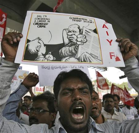 Ativista do Partido Comunista da Índia e simpatizante do ativista Anna Hazare segura cartaz enquanto grita slogans contra a corrupção na cidade de Hyderabad, na Índia. Aumentaram nesta quarta-feira as manifestações em apoio om ativista que, na prisão, faz greve de fome contra a corrupção | REUTERS/Krishnendu Halder