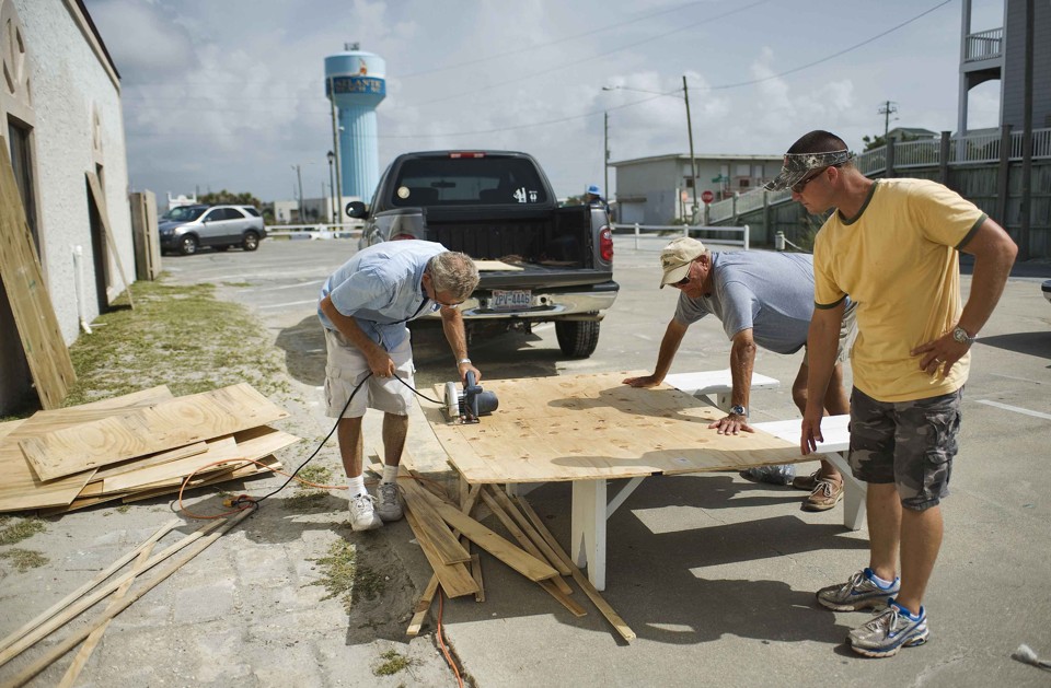 Moradores de cidades da Carolina do Norte, nos Estados Unidos, se preparam para a chegada do furacão Irene, prevista para o fim de semana | REUTERS/Steve Nesius