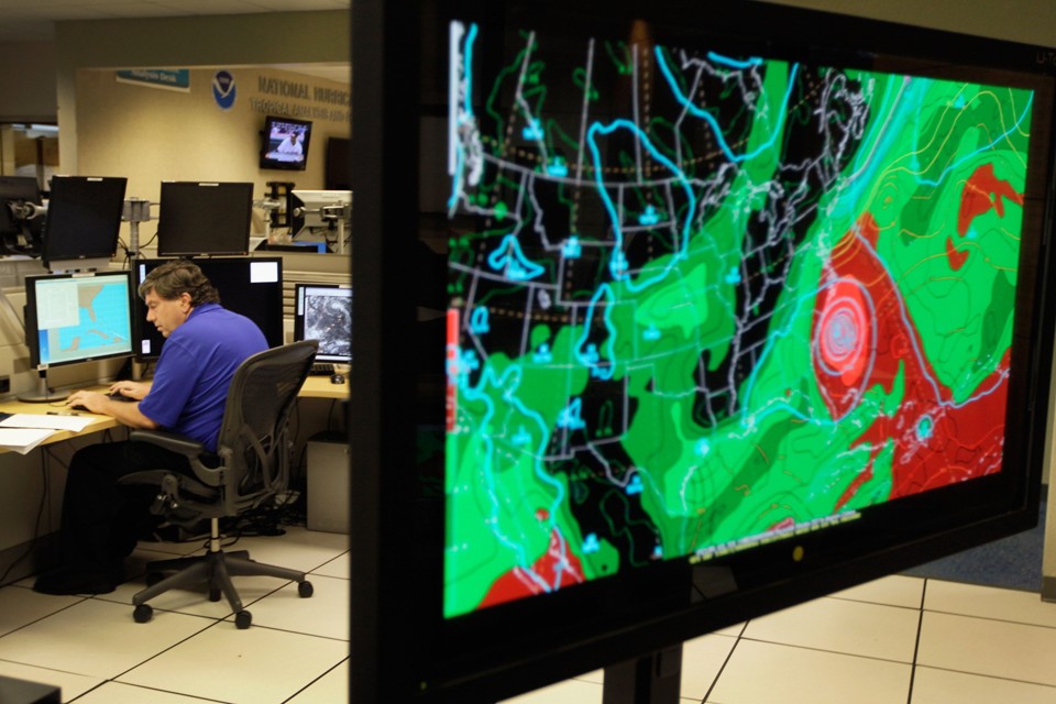Especialistas analisam furacão Irene no Centro Nacional  de Furacões em Miami, nos EUA | Joe Raedle/Getty Images/AFP