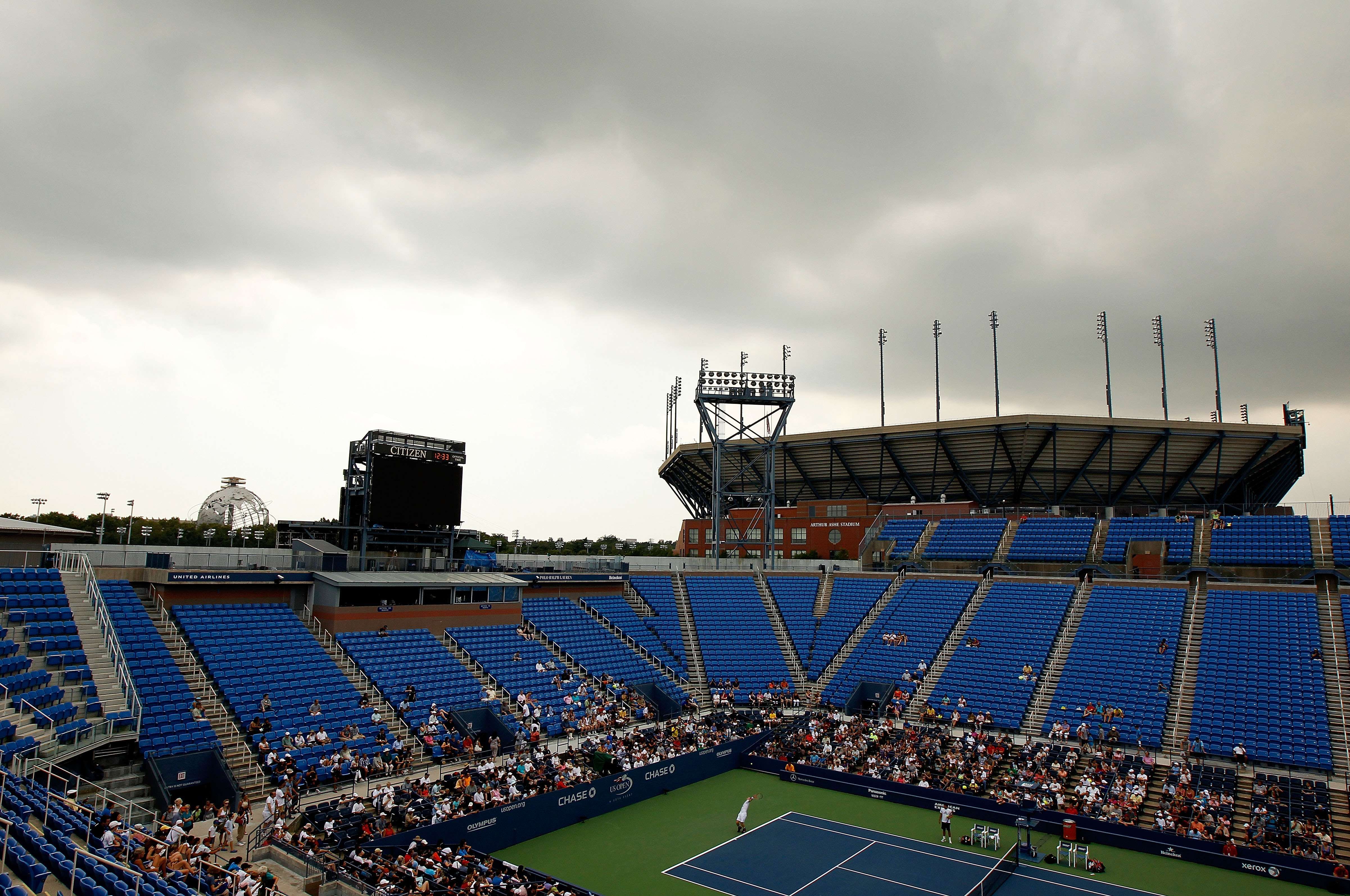 Estádio Armstrong, que fica no bairro Queens, em Nova York, está coberto de nuvens nesta sexta. Furacão Irene se aproxima da região | Mike Stobe/Getty Images for USTA/AFP