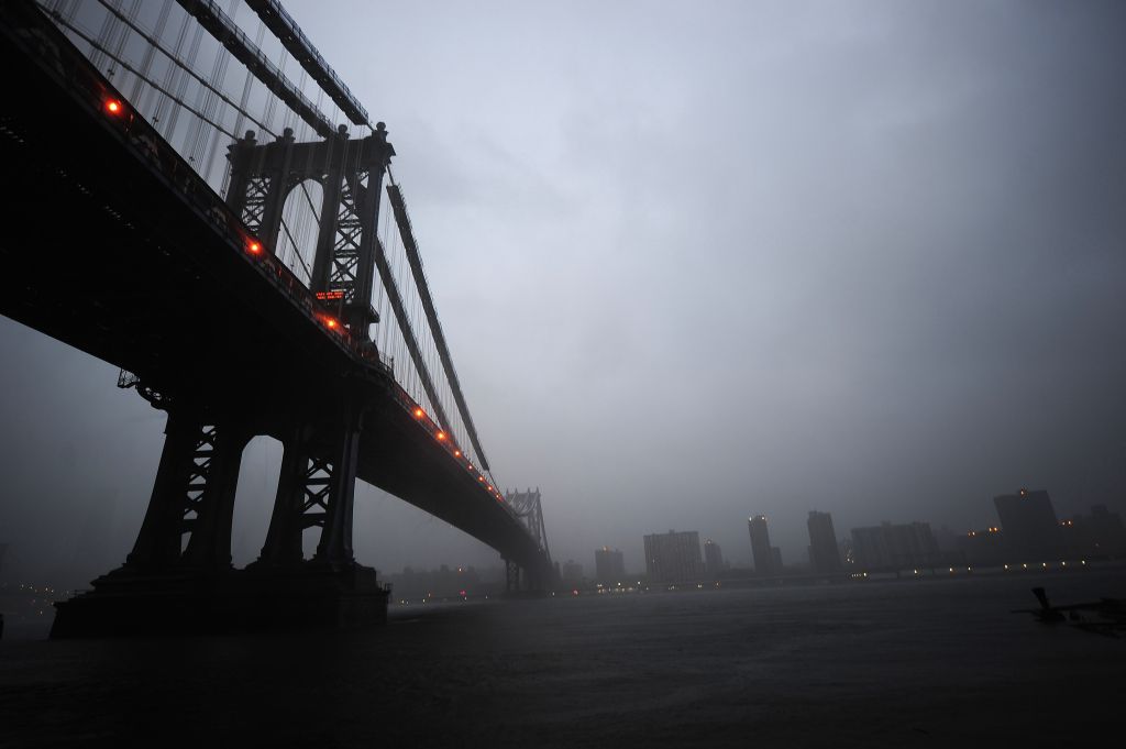 Em Nova York, dano foi menor do que o previsto, mas cidade sofreu com alagamentos, blecautes, desalojamento de moradores e falta de transporte | Timothy A. Clary/AFP