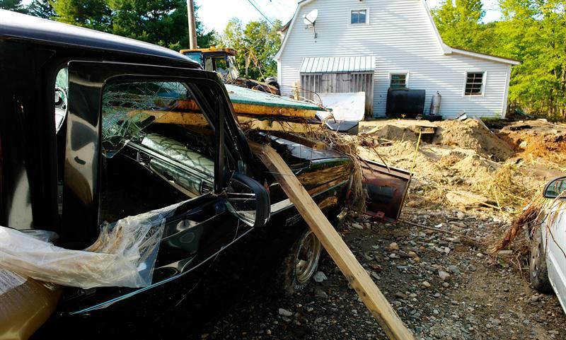 Caminhonete junto aos destroços deixados pela passagem do Irene em Jacksonville, estado de Vermont, nos Estados Unidos | EFE/CJ GUNTHER