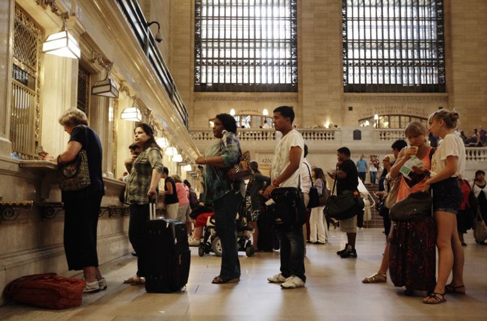 Com a evacuação obrigatória em Nova York, moradores esperam para comprar passagens e deixar as áreas ameaçadas | REUTERS/Brendan McDermid