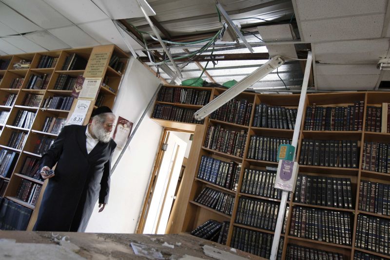 Judeu ortodoxo confere os estragos provocados após ataque a uma sinagoga | Amir Cohen/Reuters