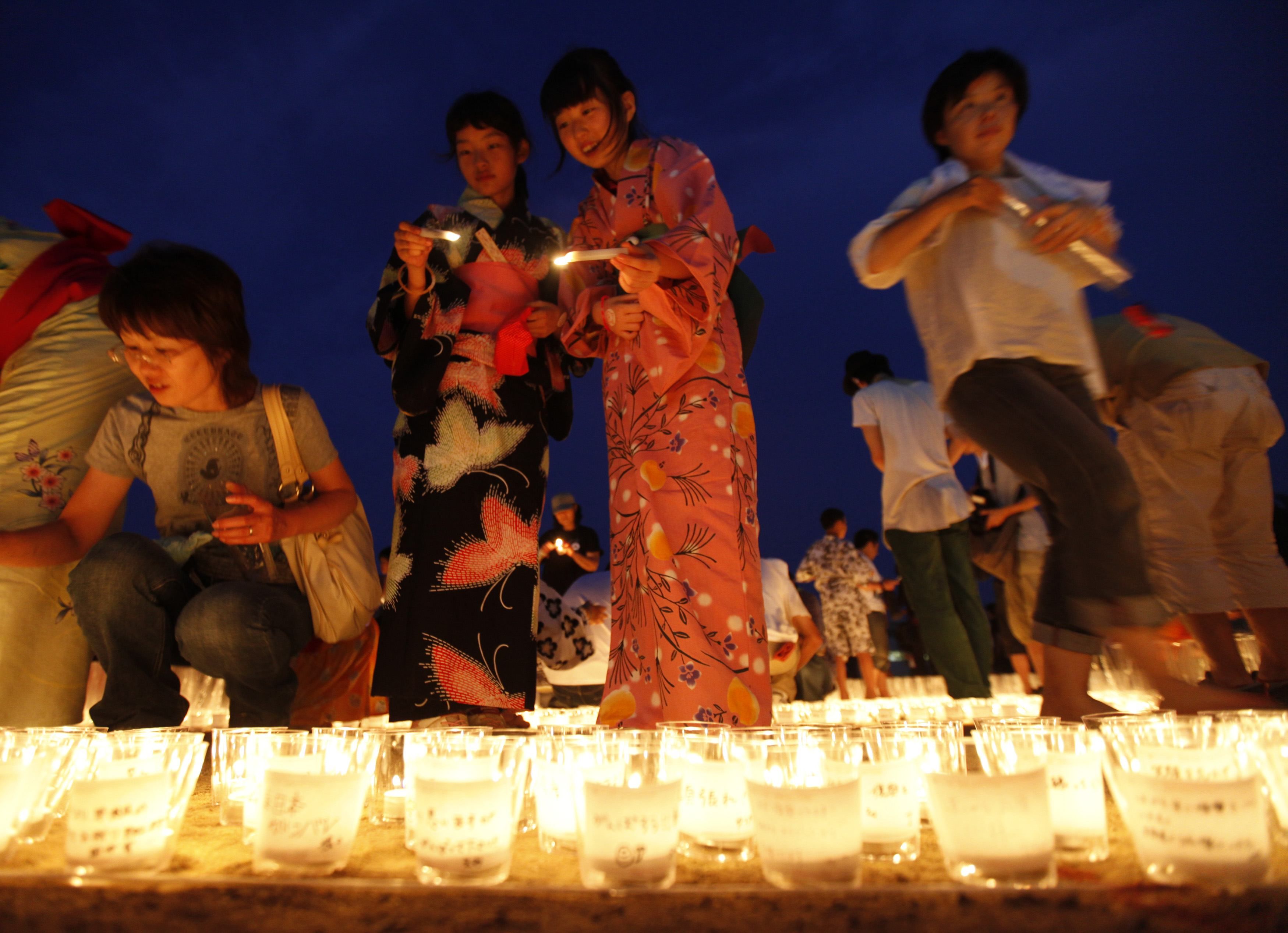 O obon, uma cerimônia budista que homenageia os mortos, acontece anualmente, mas moradores dizem que o evento desse ano é diferente | REUTERS/Kim Kyung-Hoon