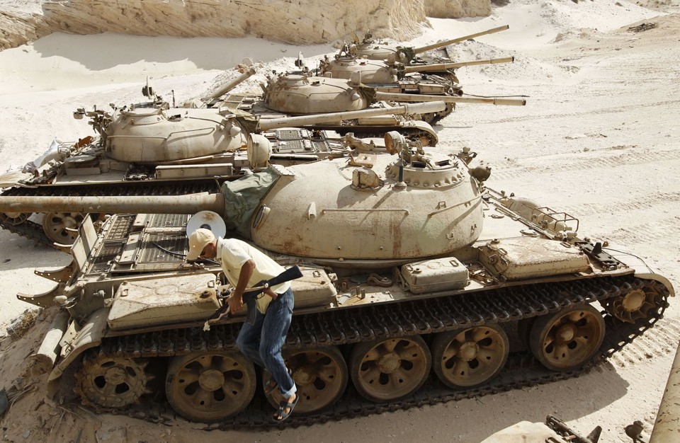Rebelde pula de um tanque T-55 em Misrata. Combatentes avançam por Sirte, cidade natal do ditador Muamar Kadafi | REUTERS/Goran Tomasevic