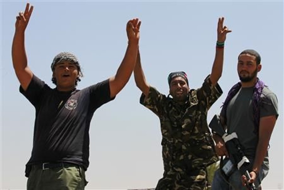 Rebeldes líbios comemoram a captura da cidade litorânea de Zawiyah | Reuters