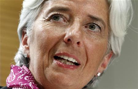 Diretora-gerente do FMI, Christine Lagarde, divulga comunicado na sede da entidade em Washington, em julho. Um tribunal francês abriu investigação nesta quinta-feira sobre a atuação de Lagarde em um acordo milionário para fechar uma batalha judicial quando era ministra das Finanças da França.06/07/2011 | Reuters