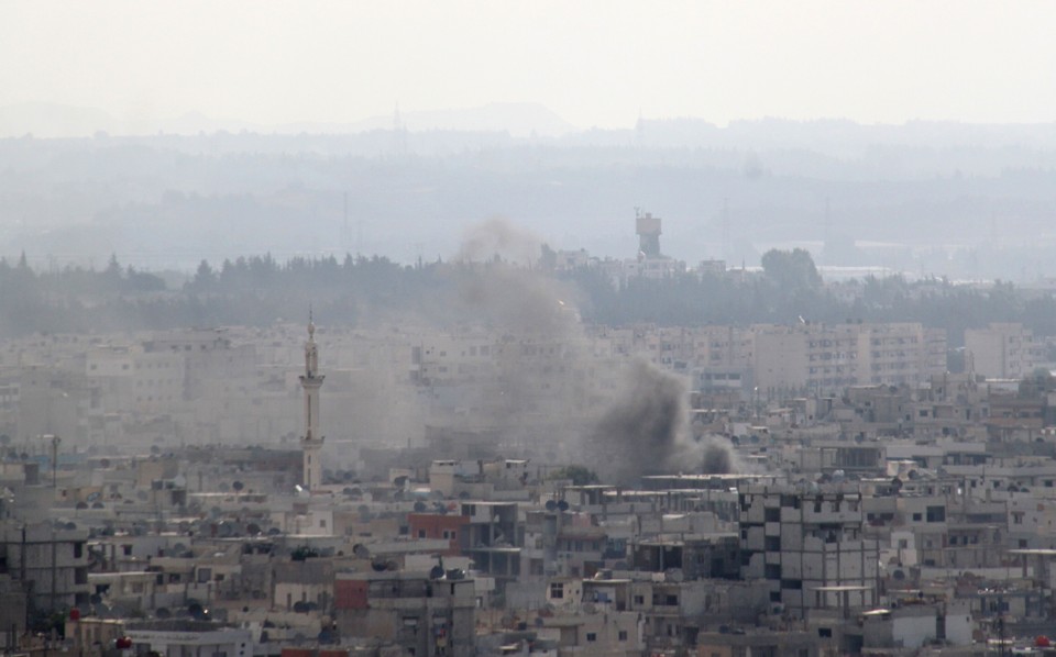 Imagem mostra fumaça saindo de casas na cidade de Latakia, na Síria. Cidade tem sido alvo de ataques há dias | AFP PHOTO/HO
