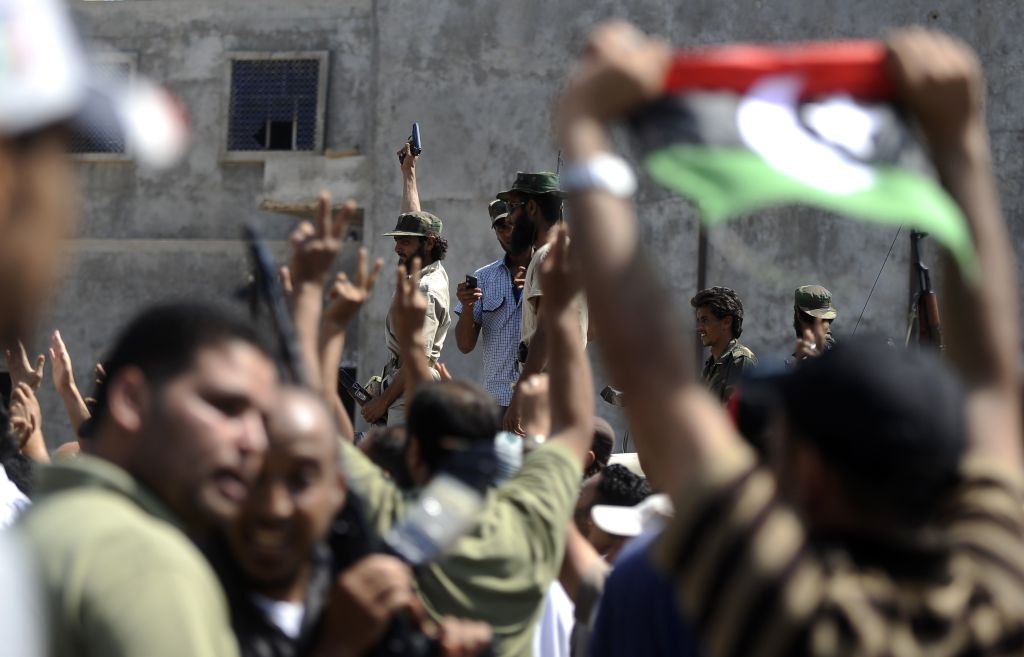 Insurgentes atiram para o alto e agitam a bandeira do país: sinal do forte nacionalismo líbio | Filippo Monteforte/AFP