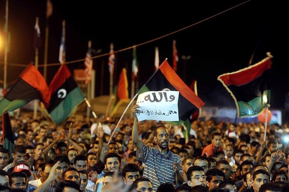 População líbia comemora nas ruas da cidade de Benghazi a invasão de rebeldes em Trípoli | EFE