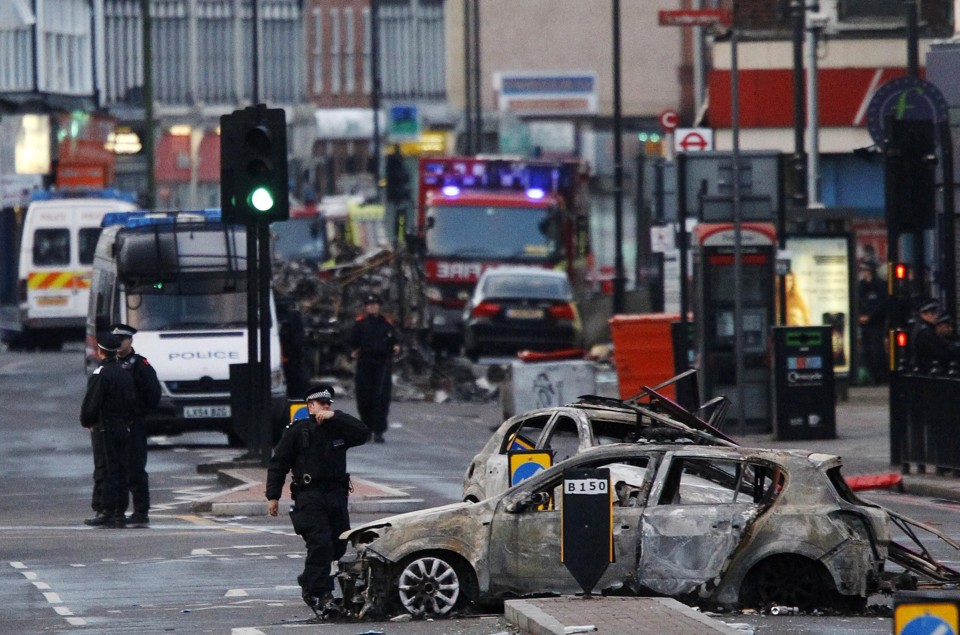 Policiais londrinos investigam bairro de Tottenham após tumulto nas ruas de Londres no sábado | REUTERS/Luke MacGregor