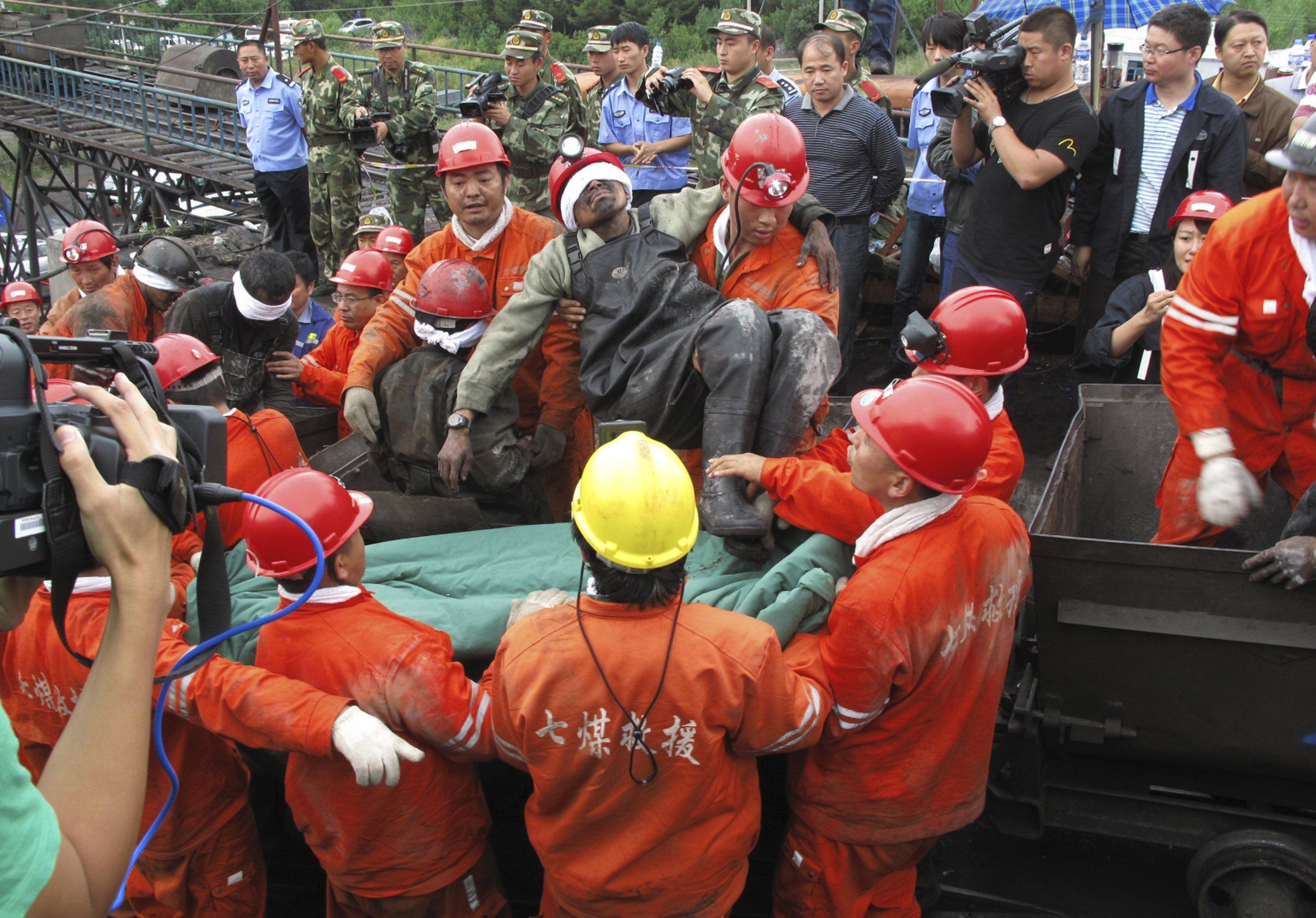 Equipe de resgate carrega sobrevivente de mina inundada na China | REUTERS/China Daily