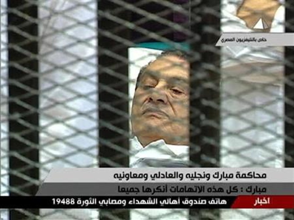 Ex-presidente egípcio Hosni Mubarak no tribunal para seu julgamento, no Cairo. Em uma jaula destinada aos réus, Mubarak negou as acusações de que esteve envolvido na morte de manifestantes e outras acusações de corrupção | REUTERS/Egypt TV via Reuters TV
