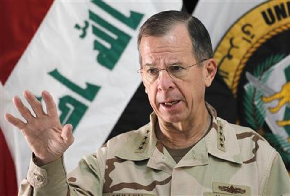 Almirante Mike Mullen, chefe do Estado-maior das forças norte-americanas, durante coletiva de imprensa em Bagdá, no Iraque. O número de mortos na violenta repressão da Síria contra a oposição do presidente Bashar al-Assad na cidade de Hama e em outras regiões subiu nesta terça-feira, mas Mullen disse que os EUA não se envolveriam diretamente no país | REUTERS/Mohammed Ameen