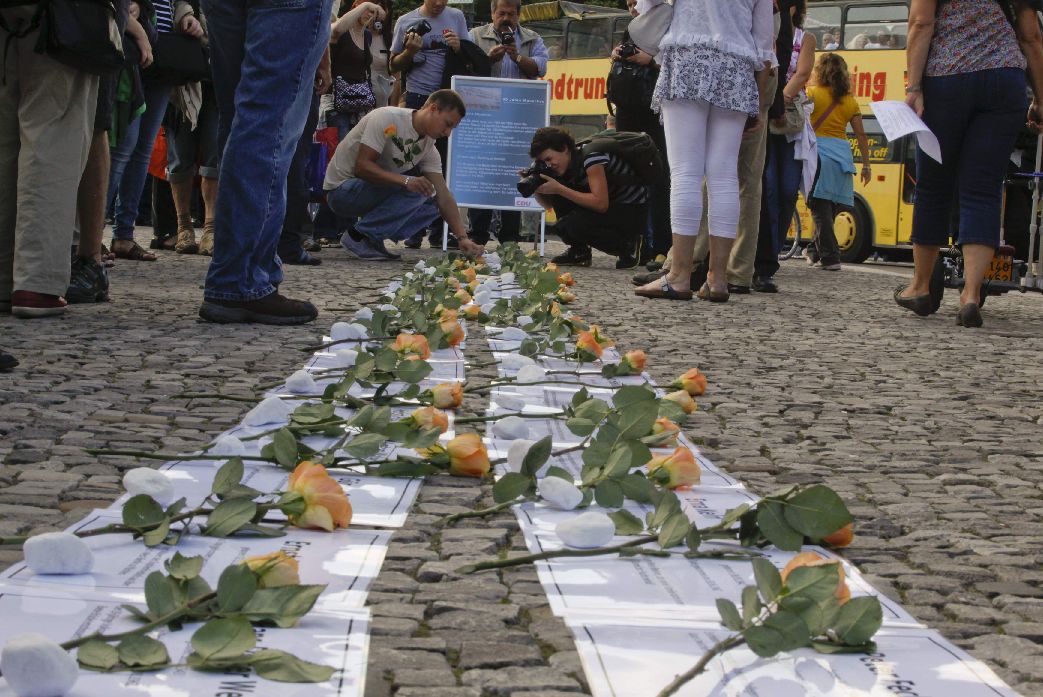 A rua foi dividida em duas em 13 de agosto de 1961 e cerca de 2 mil residentes do leste da Alemanha foram expulsos de suas casas | Reuters
