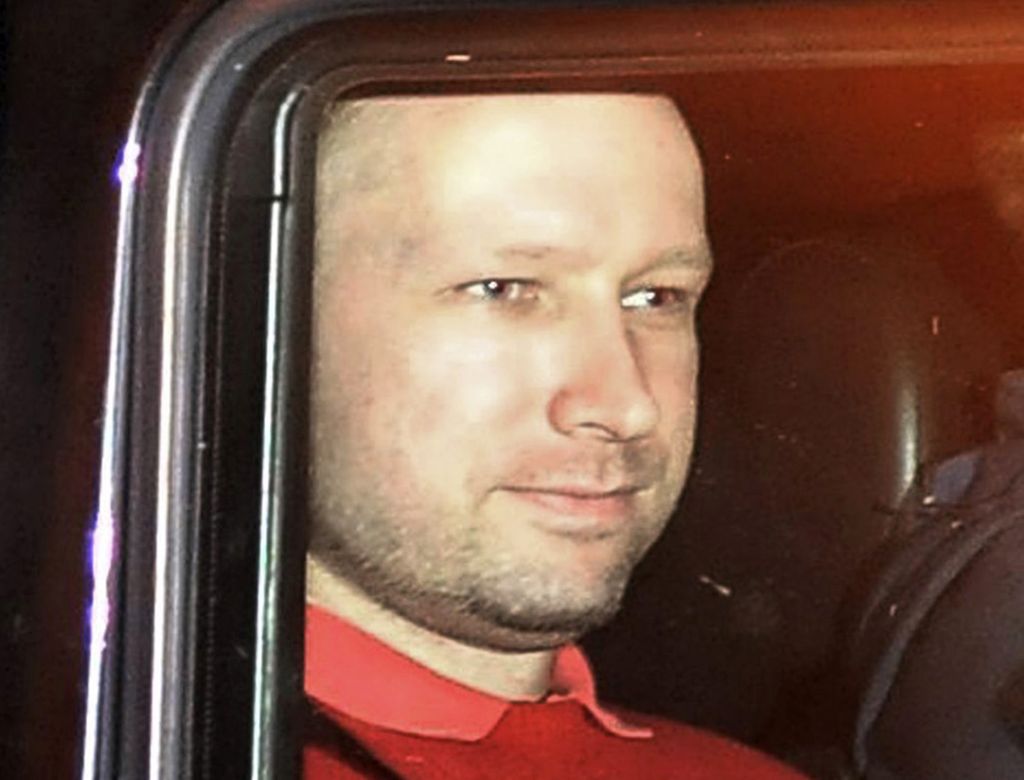 Norueguês Anders Behring Breivik é levado pela polícia para o local da reconstituição do massacre | Reuters