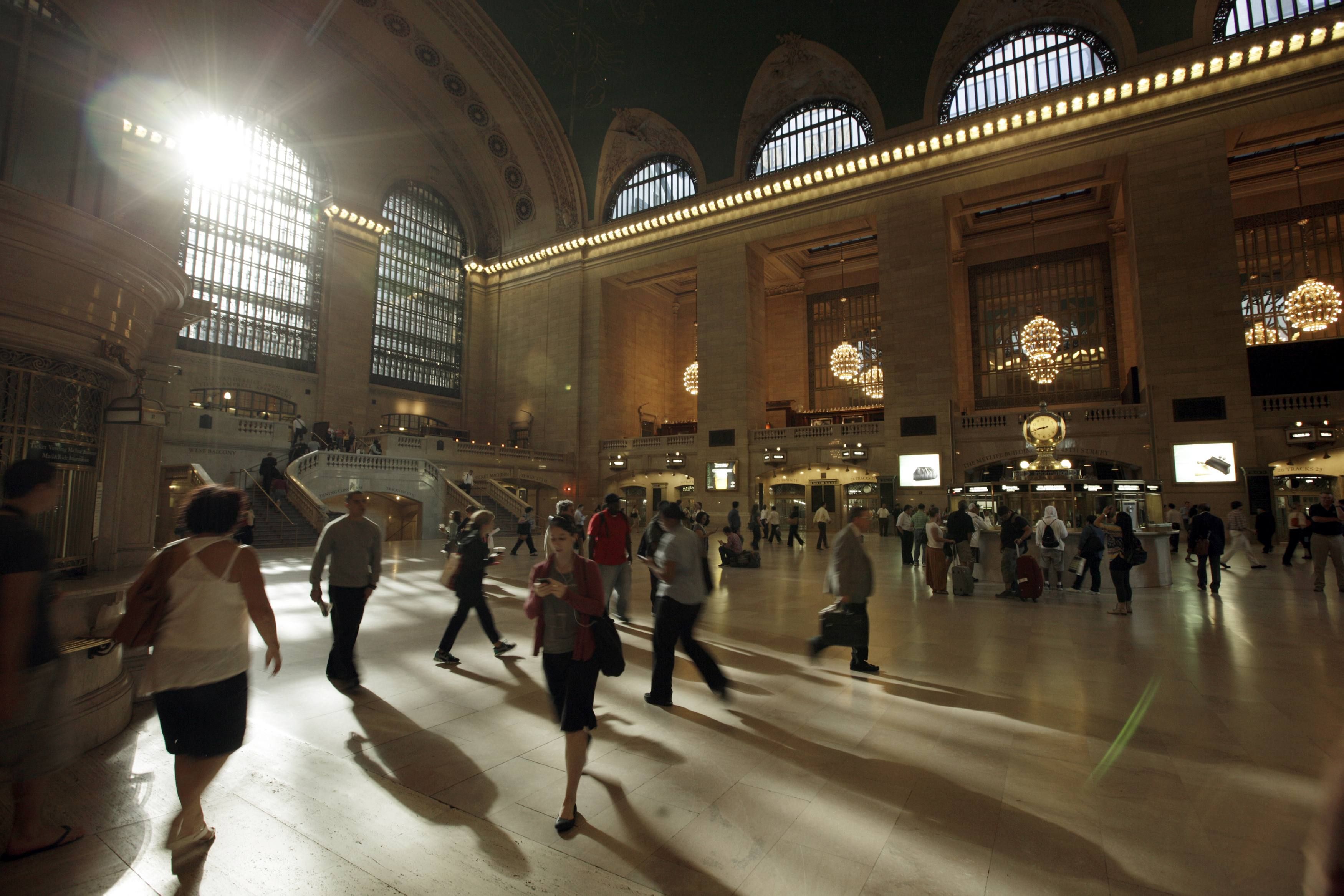Moradores de Nova York retomam atividades na segunda-feira após furacão Irene ter atingido a cidade. Na imagem, a estação Grand Central | REUTERS/Brendan McDermid