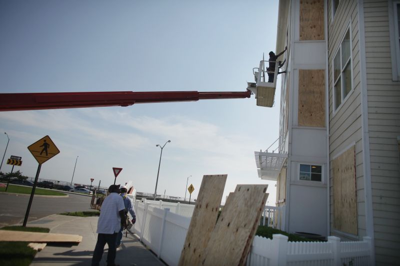 Em Rockaways, no Queens, moradores preparam casas com tábuas para a chegada do Irene | Spencer Platt/Getty Images/AFP