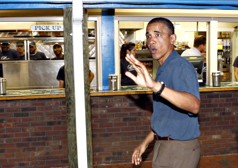 Obama acena para o público em restaurante de Marthas Vineyard | Kevin Lamarque/Reuters