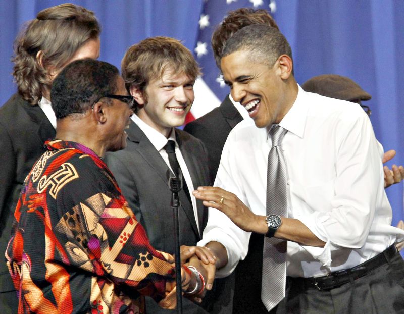 Aniversário no palanque -O presidente dos EUA, Barack Obama, transformou ontem sua festa de 50 anos em um evento de arrecadação de doações para a campanha à reeleição em 2012. Em Chicago, cidade onde fez carreira política, Obama recebeu correligionários e fez um discurso com tom de disputa eleitoral. O aniversário foi comemorado também em várias outras cidades | Jim Young/Reuters