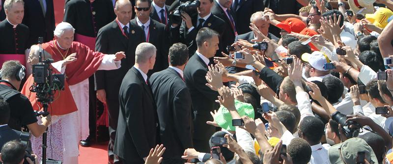 O pontífice na saída da missa aos seminaristas na catedral da Almudena de Madri | EFE