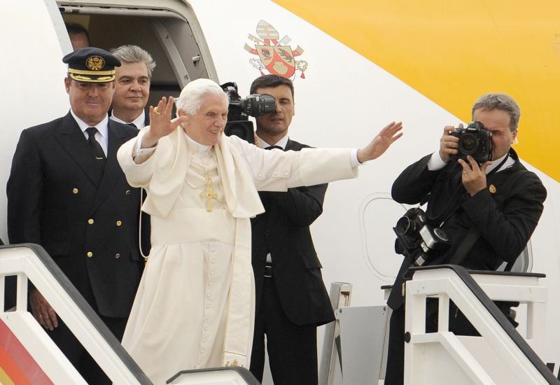 Papa Bento XVI acena antes de embarcar para Roma, no aeroporto de Madri. Visita ao país para celebrações da JMJ durou quatro dias | Dani Pozo/AFP