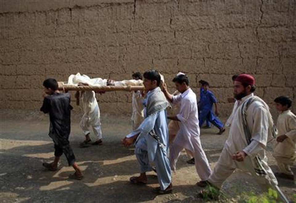 Corpo de um homem, morto por um ataque suicida contra uma mesquita, é transportado por familiares em Jamrud, no Paquistão. Uma explosão em uma congregação de fiéis durante as orações de sexta-feira em uma mesquita na região tribal de Khyber, no noroeste do Paquistão, matou ao menos 47 pessoas e feriu mais de 70, disse uma alta autoridade do governo local | REUTERS/Fayaz Aziz